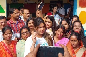 लखनऊ में सरकारी स्कूल के बच्चों से मिली प्रियंका चोपड़ा