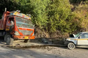 भवाली: फरसौली में डंपर और कार की भिड़ंत में पांच लोग घायल