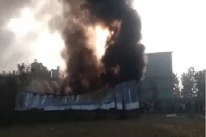 आजमगढ़:  गद्दे के गोदाम में लगी भीषण आग, बच्चा झुलसा