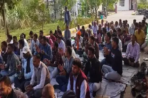 बांदा : ऊर्जा मंत्री से नहीं बनी बात, हड़ताल दूसरे दिन भी जारी