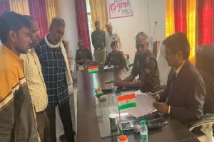 बांदा : राजस्व निरीक्षक से पैमाइश कराकर निस्तारित करें भूमि संबंधी प्रकरण: मंडलायुक्त 