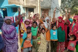  इटावा : कंजड कॉलोनी के मतदाताओं ने मतदान बहिष्कार की दी चेतावनी  