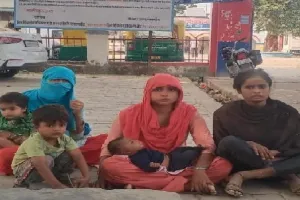 बांदा : अवैध खनन के विरोध में धरने पर बैठा पीड़ित परिवार