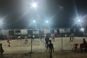 बहराइच : डे नाइट वालीबाल में बभनिया और परवानी गौडी की टीम ने जीता मैच