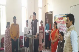 इटावा : रैली के माध्यम से छात्राओं ने दिया शत प्रतिशत मतदान का संदेश