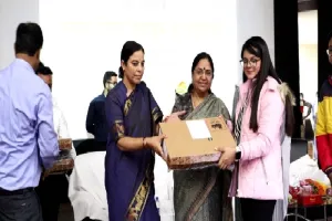 लखनऊ : बेसहारा बच्चों को कैबिनेट मंत्री ने किया दुलार,  बांटे लैपटॉप