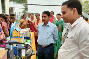 कानपुर: विज्ञान प्रदर्शनी में बच्चों के मॉडल देख गदगद हुए अधिकारी