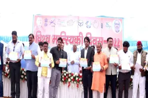 विश्व मात्स्यिकी दिवस : मत्स्य मंत्री संजय निषाद ने मछुवारों को किया सम्मानित  