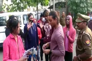 लखनऊ : हजरतगंज कोतवाली में किन्नरों ने काटा हंगामा