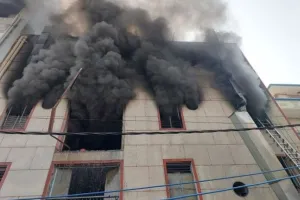 दिल्ली के नरेला इंडस्ट्रियल एरिया में लगी आग, 2 लोगों की मौत, कई के फंसे होने की आशंका