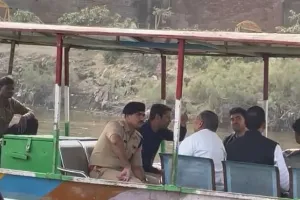 मथुरा: नाव और स्टीमर में बैठकर गश्त करेगी खाकी, DM-SSP ने लिया देव दीपावली की तैयारियों का जायजा