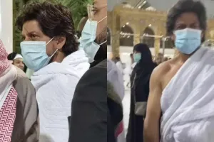 उमराह करने मक्का पहुंचे बॉलीवुड के किंग खान, सफेद लिबास में आए नजर शाहरुख