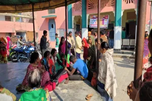 रायबरेली: पेड़ पर चढ़कर कैथा तोड़ रहा व्यापारी नीचे गिरा, अस्पताल ले जाते समय हुई मौत 