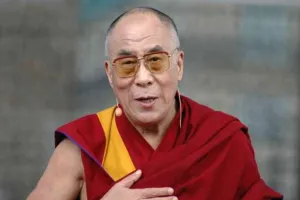 हथियारों पर बहुत खर्च कर रहे लोग, यह पूरी तरह से गलत है : दलाई लामा 