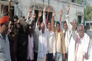 बहराइच: बांध बनाने की मांग को लेकर ग्रामीणों ने भरी हुंकार, किया प्रदर्शन