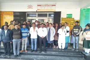 हरदोई: प्रिंसिपल की तानाशाही से खफा डाक्टरों ने की हड़ताल, कामकाज ठप 