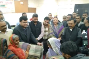 हरदोई: जरूरतमंदों को मंत्री नितिन अग्रवाल ने बांटे कंबल