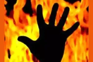 युवक ने घर में की आत्मदाह की कोशिश, 2 बच्चों समेत परिवार के पांच सदस्य झुलसे 