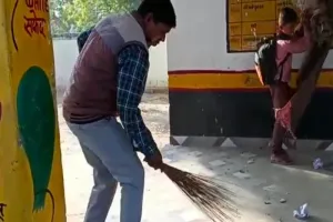 जौनपुर: प्राथमिक विद्यालय में Principal लगा रहे झाड़ू, सफाई कर्मी नदारद