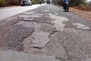 गरमपानी: सड़क बदहाल, रोजाना चोटिल हो रहे दोपहिया वाहन सवार