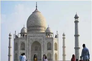 Agra: ताजमहल के बाहर Covid-19 पॉजिटिव मिला अर्जेंटीना का Tourist, हुआ लापता  