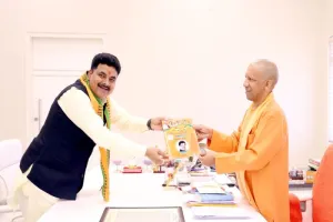 जौनपुर: मुख्यमंत्री से मिले विधायक बदलापुर, भेंट किया इत्र और दरी