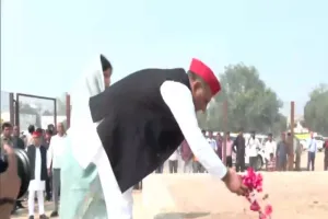 सैफई में मुलायम सिंह के समाधिस्थल पर पहुंचा परिवार, मैनपुरी जीत के बाद दी श्रद्धांजलि 