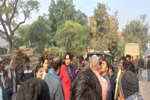 रायबरेली: अचानक रुकी रोडवेज बस से टकराई स्कूल बस, तीन बच्चे घायल