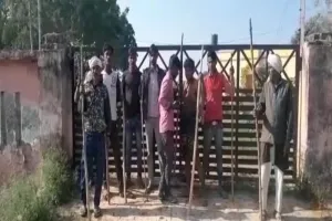 हरदोई: स्कूल के बाद किसानों ने अब स्वास्थ्य केन्द्र में बंद किए गोवंश 