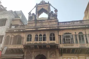 अयोध्या: फूलपुर मंदिर में दावेदारों के बीच चले लाठी डंडे, दो लोग जख्मी