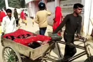हरदोई: कॉल करने पर नहीं आयी एम्बुलेंस, ठेलिया पर मरीज लेकर मेडिकल कॉलेज पहुंचा तीमारदार     