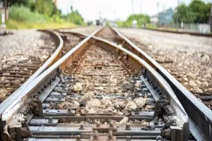 हमीरपुर: रेलवे ट्रैक पार कर रहे किसान की ट्रेन की चपेट में आने से मौत 