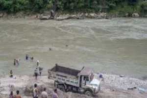 टनकपुर: शारदा नदी के डाउनस्ट्रीम से खनन कार्य का हुआ शुभारंभ...