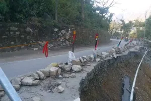 गरमपानी: बेतालघाट भुजान मोटर मार्ग पर बड़ी घटना का अंदेशा