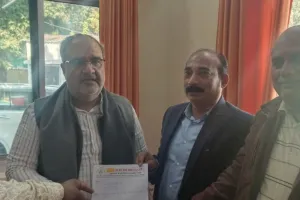 लखनऊ: जीएसटी छापेमारी को लेकर BJP प्रदेश अध्यक्ष से मिले व्यापारी, सौंपा ज्ञापन