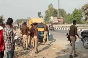 बहराइच: दुर्घटना के बाद कैशवैन के गार्ड ने भीड़ भगाने के लिए की फायरिंग, भड़के लोग 