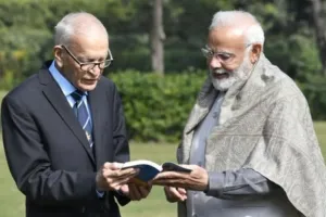 सेवानिवृत्त एयर मार्शल ने अपनी पुस्तक की मोदी को भेंट 