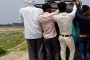 गरमपानी: गांवों की बदहाल सड़कों पर वाहनों पर लटक रही जिंदगियां 