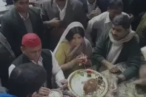 मथुरा: मैनपुरी चुनाव जीतने के बाद डिंपल और अखिलेश ने किए बांके बिहारी के दर्शन 