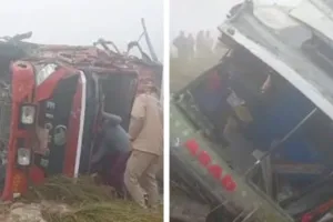Auraiya Accident : घने कोहरे के चलते डीसीएम व स्लीपर बस टकराई, दो घायल, हादसे के बाद खाई में गिरा वाहन