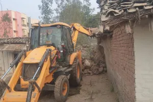 Banda News : सरकारी जमीन के कब्जे पर चला प्रशासन का बुलडोजर, नोटिस देने के बाद भी खाली नहीं की थी भूमि