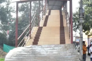 बरेली: फुट ओवरब्रिज का निर्माण कछुआ चाल, अब आई लिफ्ट लगाने की याद