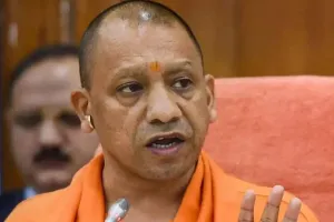 बरेली: आ रहे सीएम, दिखने लगी रौनक, हाेर्डिंग लगाने के साथ ही चमकाए जा रहे डिवाइडर और दीवारें