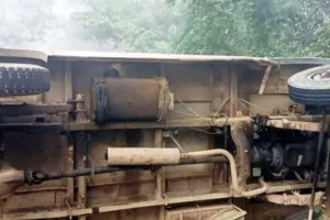 बरेली: सड़क पर मुसीबत बनी डग्गामार बस का पहिया निकला, कई घायल