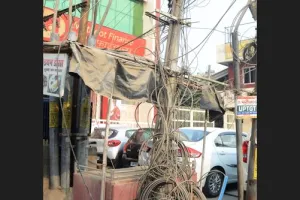 बरेली: एक लाख में से लैंडलाइन फोन बचे तीन हजार, पोल यातायात में बाधा बने