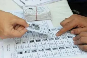 बरेली: वोटर बनने के लिए महिलाओं व युवाओं में दिख रहा उत्साह, अधिक संख्या आगे आ रहे लोग