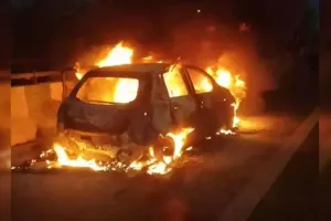 चलती कार में आग लगने से सरकारी अध्यापक जिंदा जला, मौत