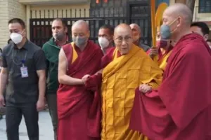 कोरोना महामारी: दो वर्षों के अंतराल के बाद दलाई लामा पहुंचे बोधगया