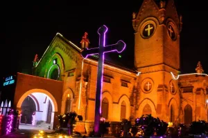 Christmas 2022 : यीशु के जन्म से जश्न में झूमे भक्त, 12 बजते ही मैरी क्रिसमस बोल एक दूसरे को दी बधाई, दुल्हन की तरह सजे चर्च