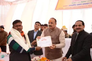 मथुरा: राज्यमंत्री ने बांके बिहारी का आशीर्वाद लेकर प्रगतिशील किसानों को किया सम्मानित